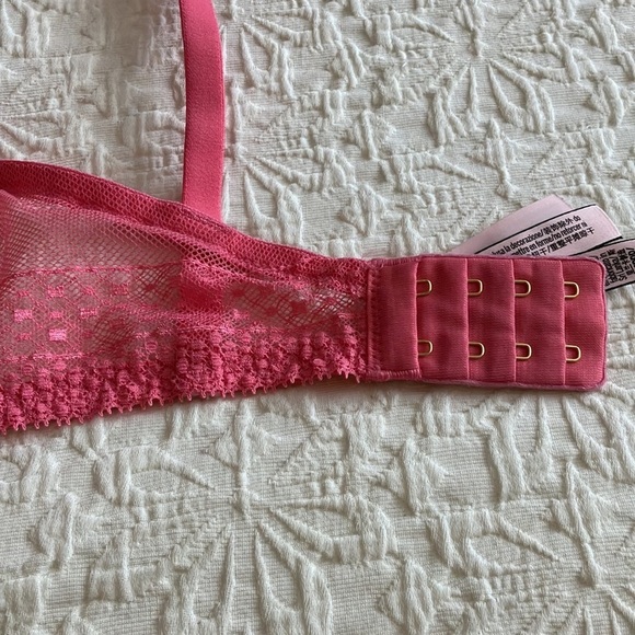 Pink Coral Victoria’s  Secret 32DDD plunge bra w/light padding & lace overlay. - Picture 4 of 10